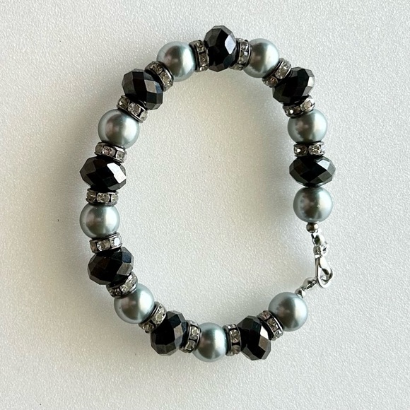 Glass Gray and Faceted Black Bead Bracelet 9” with Rhinestone Rondelle Spacers - Picture 4 of 8